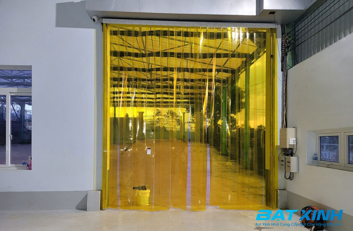 Rèm nhựa trong suốt ngăn lạnh ánh vàng