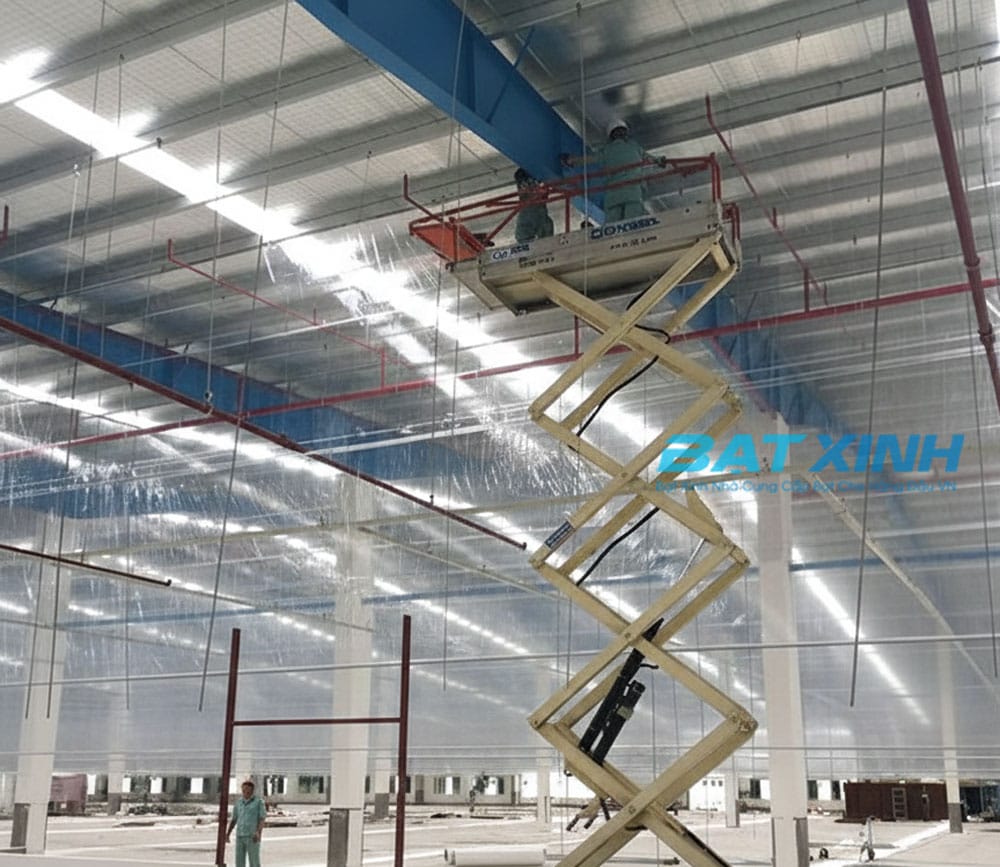 Thi công màn ngăn đối lưu bằng màng nhựa PVC trong suốt